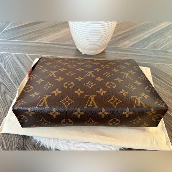 Toiletry 26 in Monogram - Picture 11 of 16